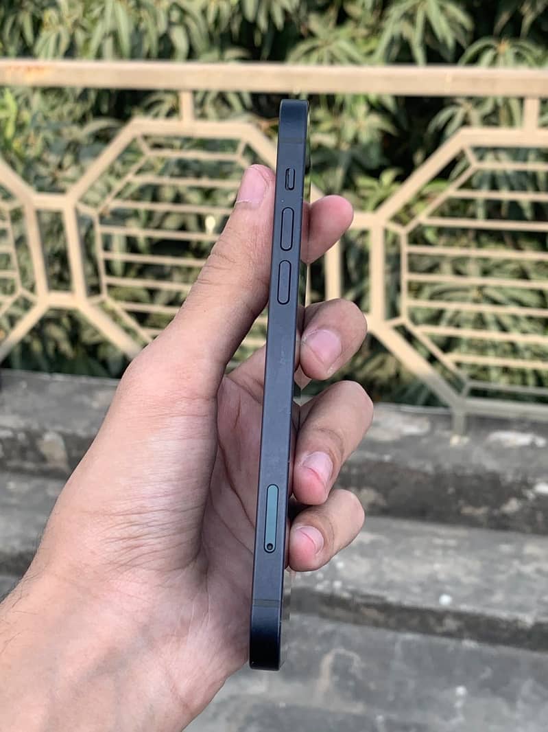 Apple iPhone 12 3
