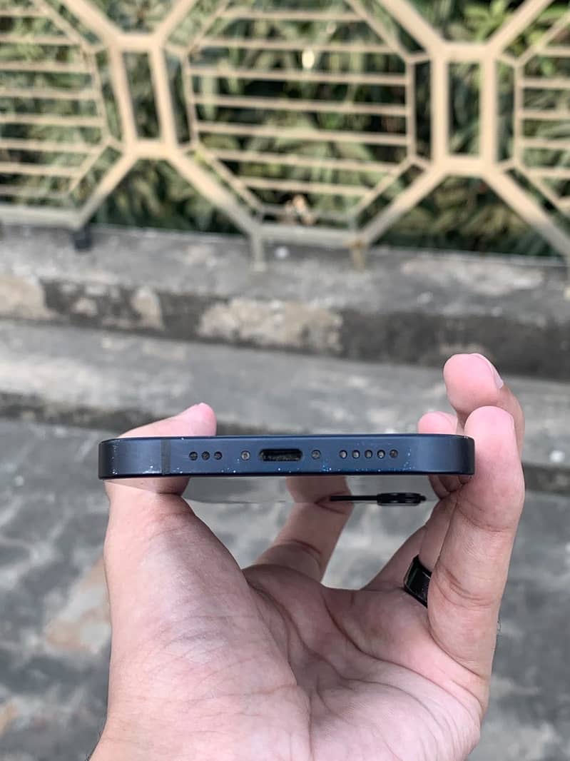 Apple iPhone 12 4