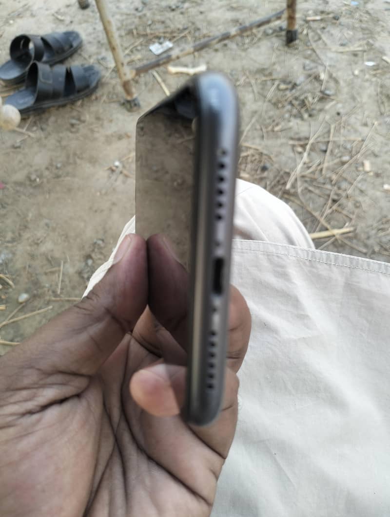 Apple iPhone 11 4