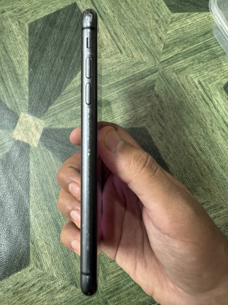 Apple iPhone 11 4