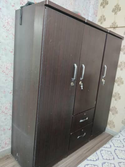 3 door Almari