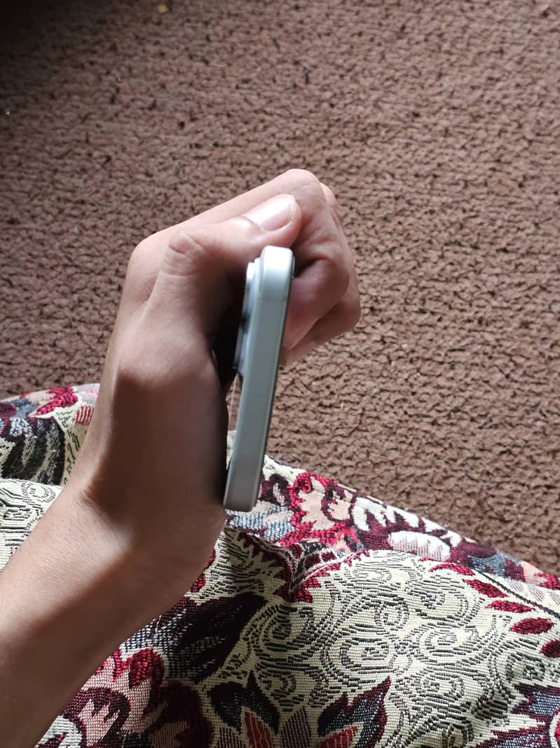 Apple iPhone 15 4