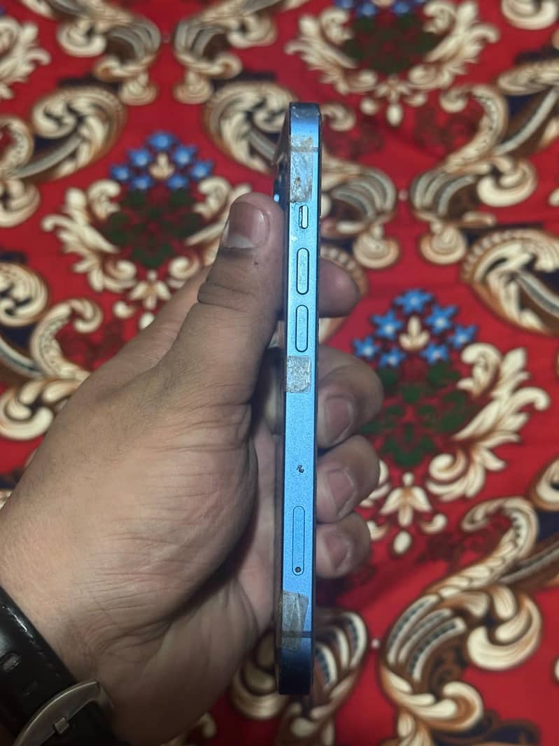 Apple iPhone 13 2