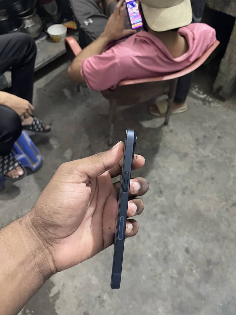 Apple iPhone 13 5