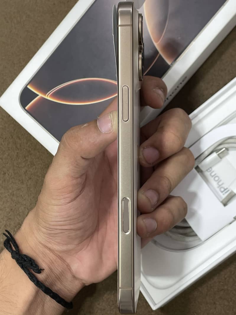 Apple iPhone 16 Pro Max 0