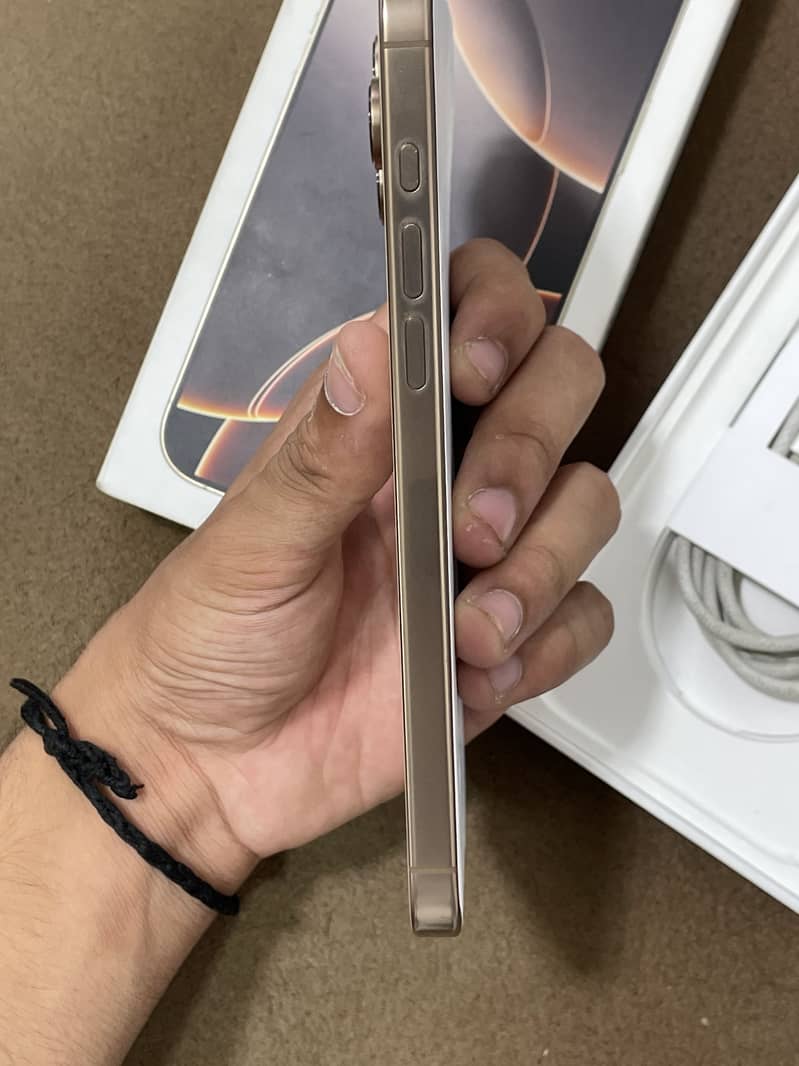 Apple iPhone 16 Pro Max 6