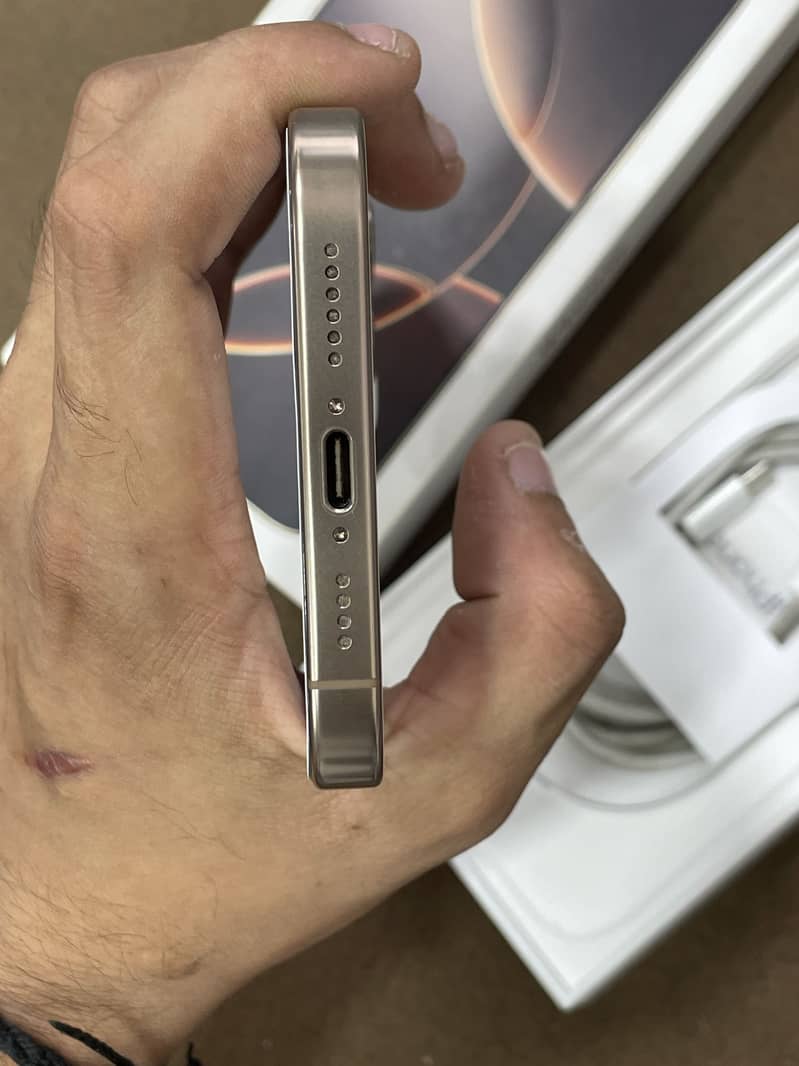 Apple iPhone 16 Pro Max 7