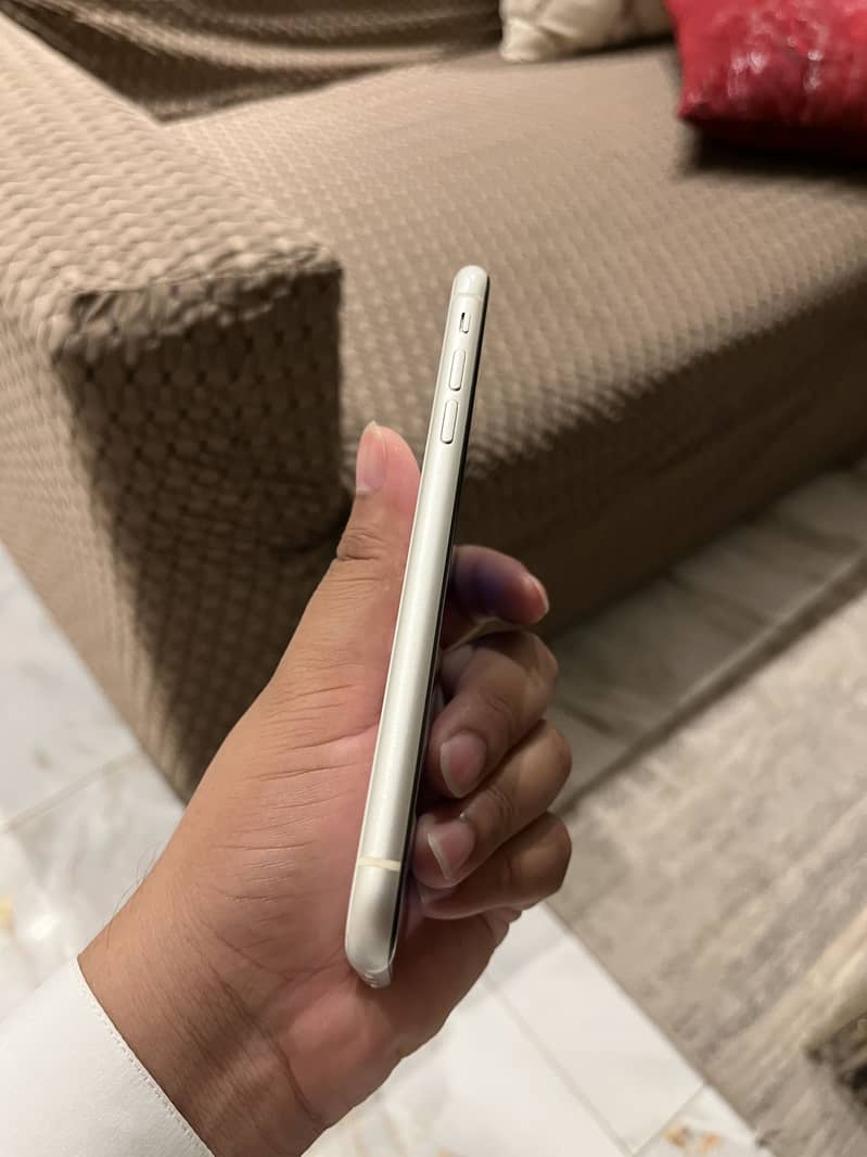 Apple iPhone 11 4