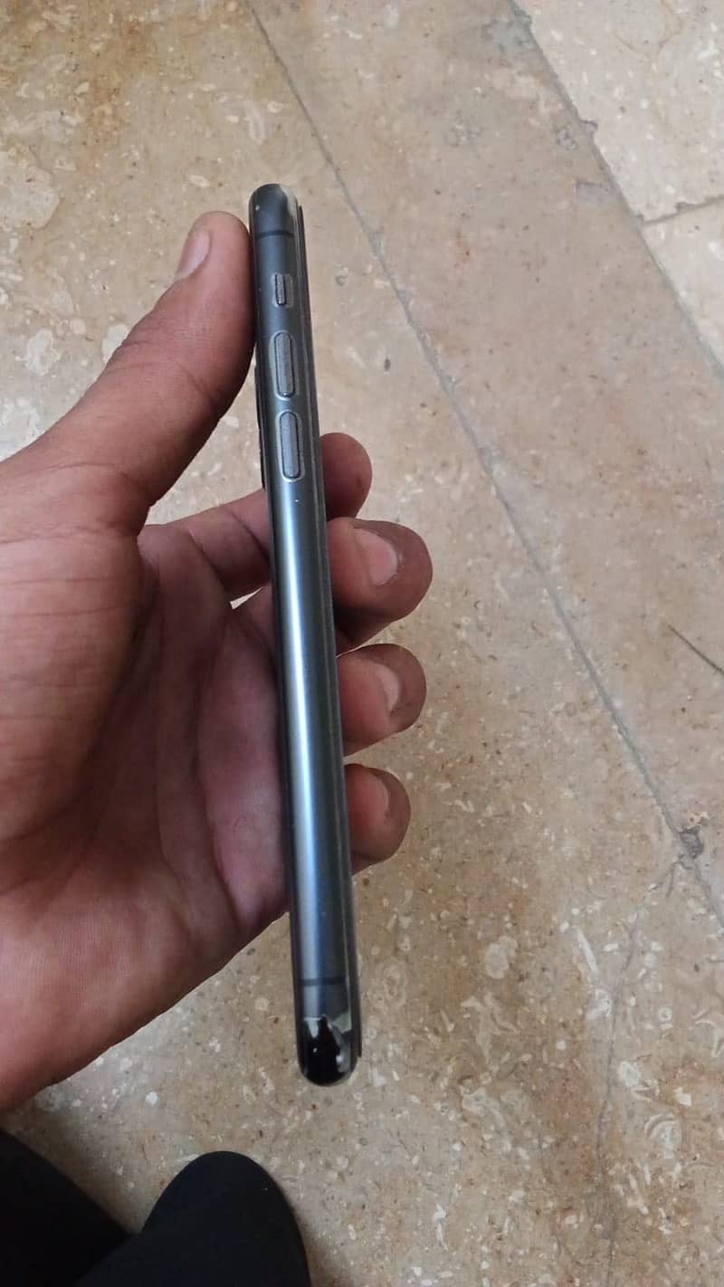 Apple iPhone 11 Pro 4