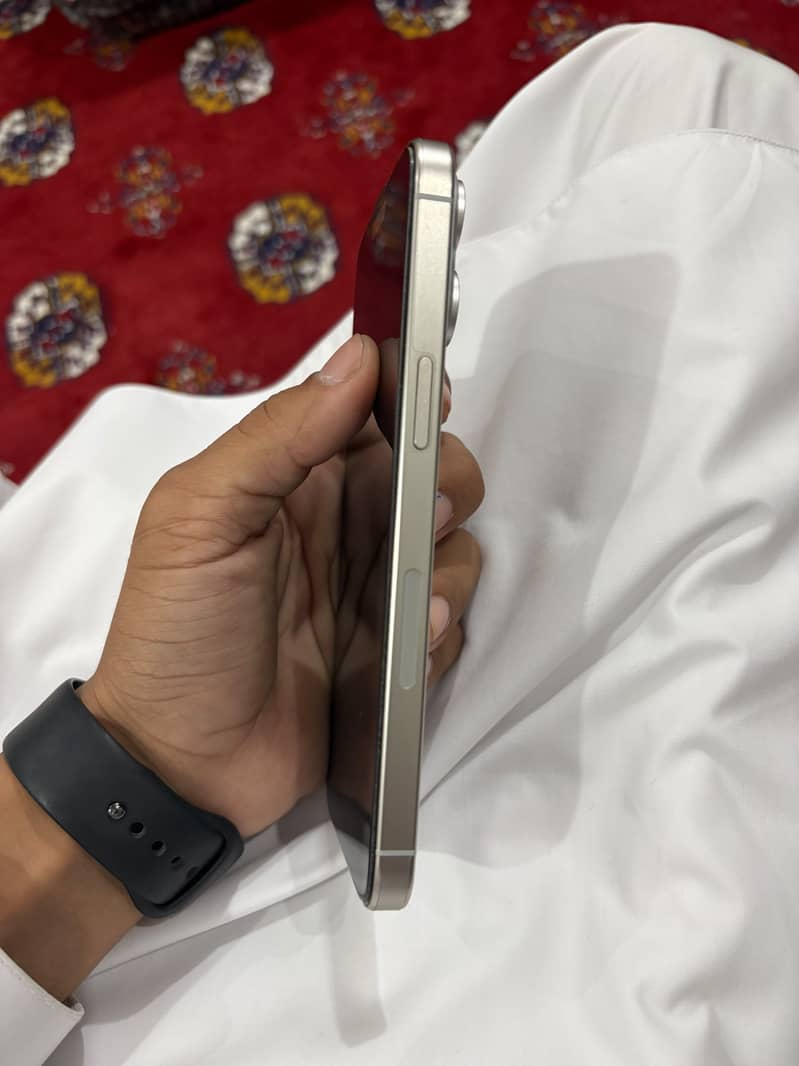 Apple iPhone 15 Pro Max 4