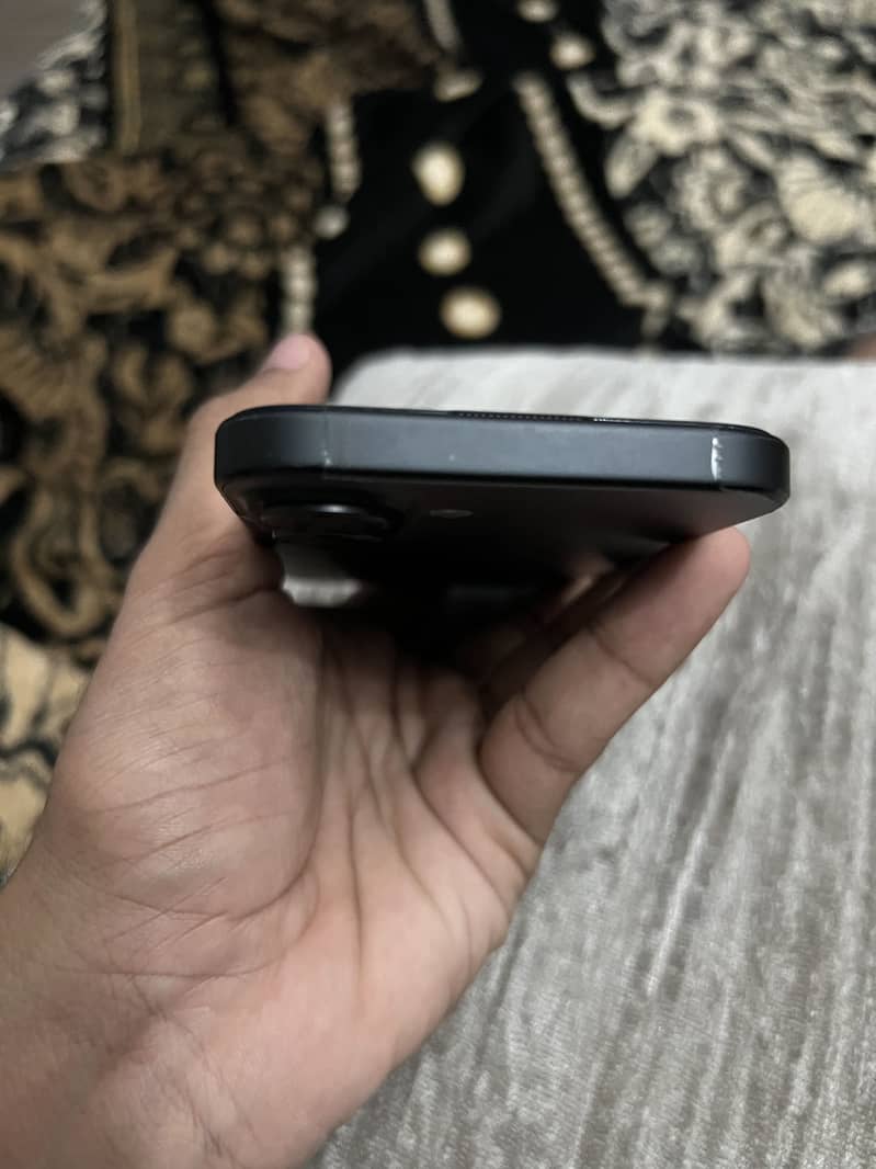 Apple iPhone 16 4