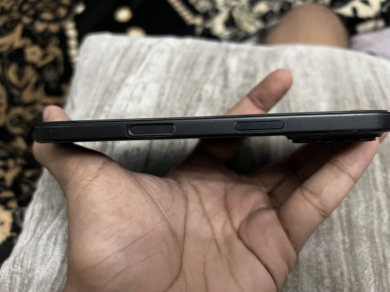 Apple iPhone 16 6