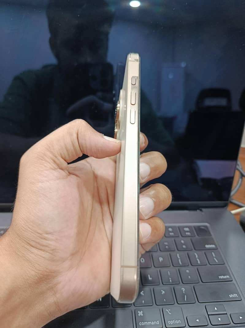 iPhone 16 Pro Max JV 4