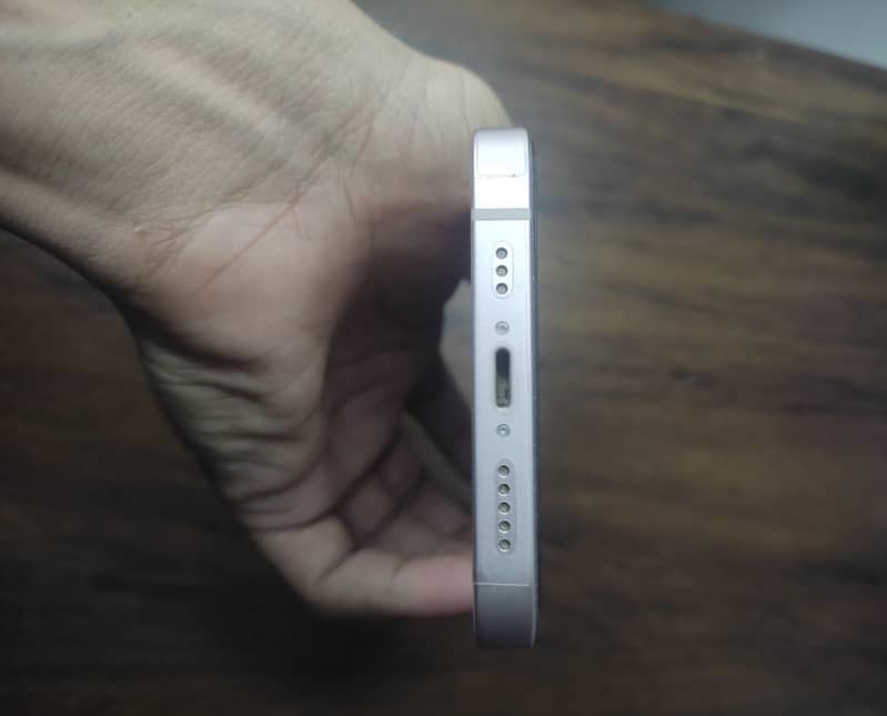 iPhone 13 4