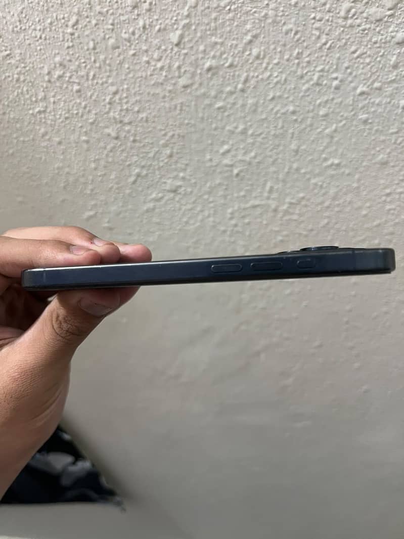Apple iPhone 15 Pro 4