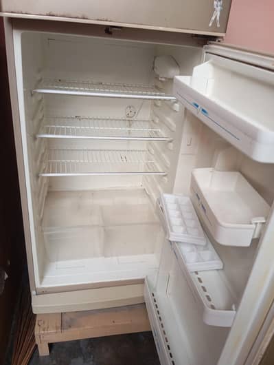 Used Refrigerator for Sale – Door Damaged