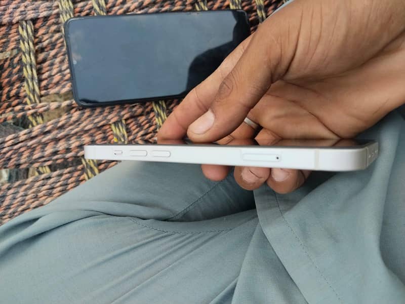Apple iPhone 13 5