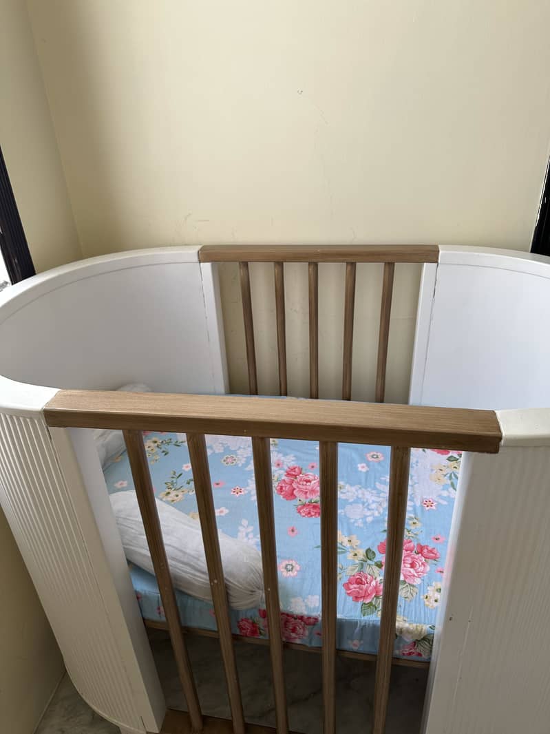 Baby cot 2