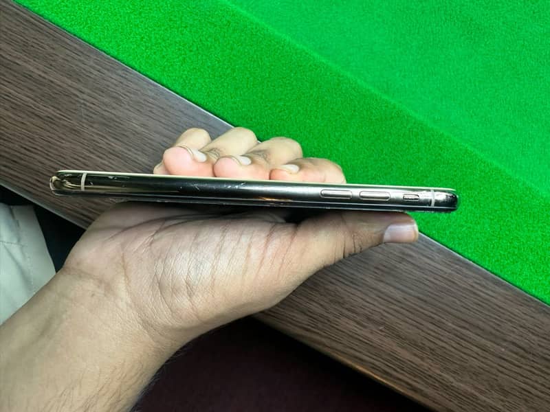 Apple iPhone XS 5