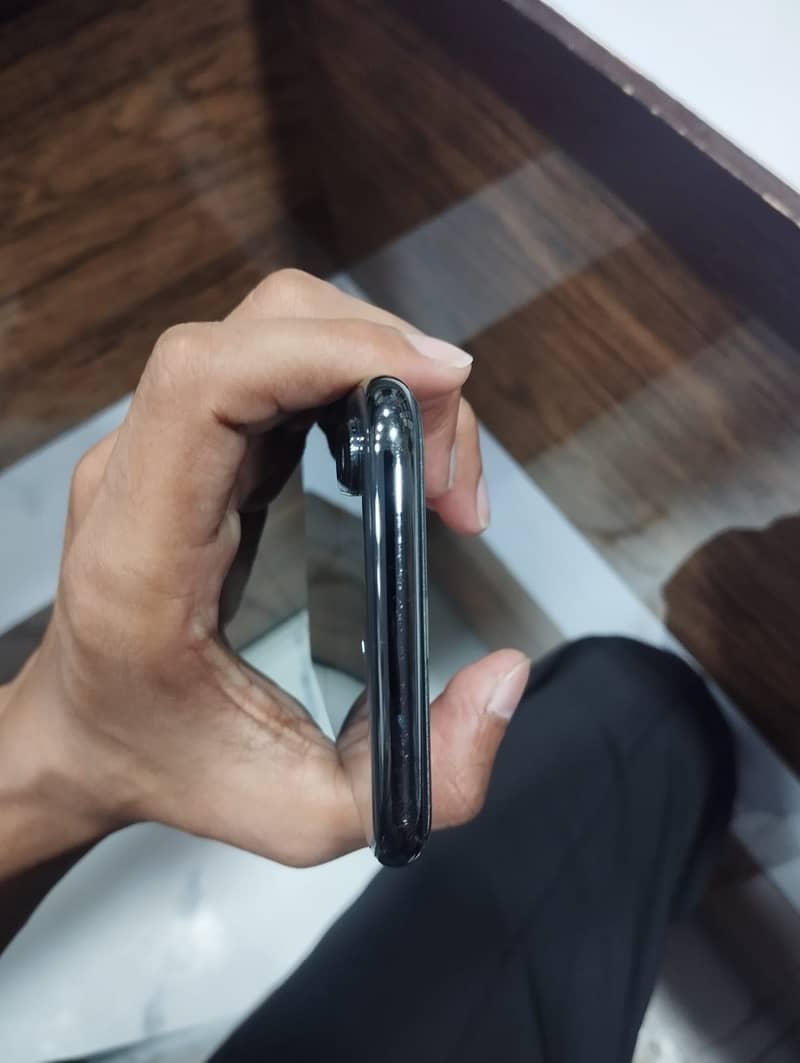 Apple iPhone X 4