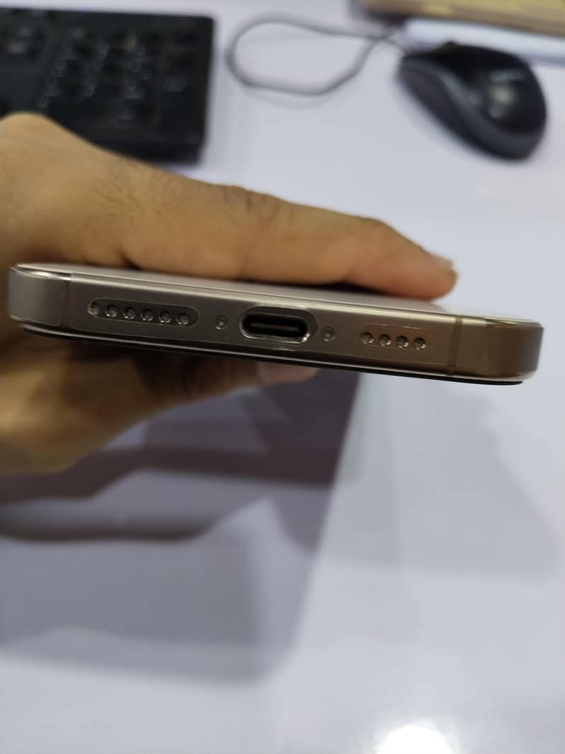 Apple iPhone 16 Pro Max 4