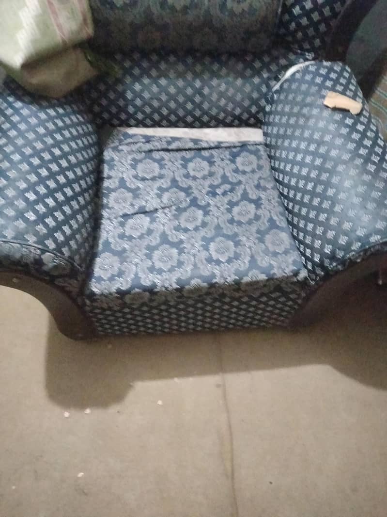 5 seater sofa + table good condition 0