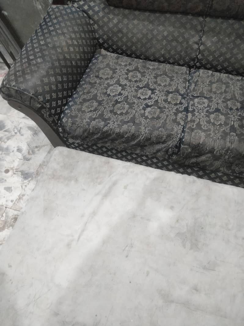 5 seater sofa + table good condition 4