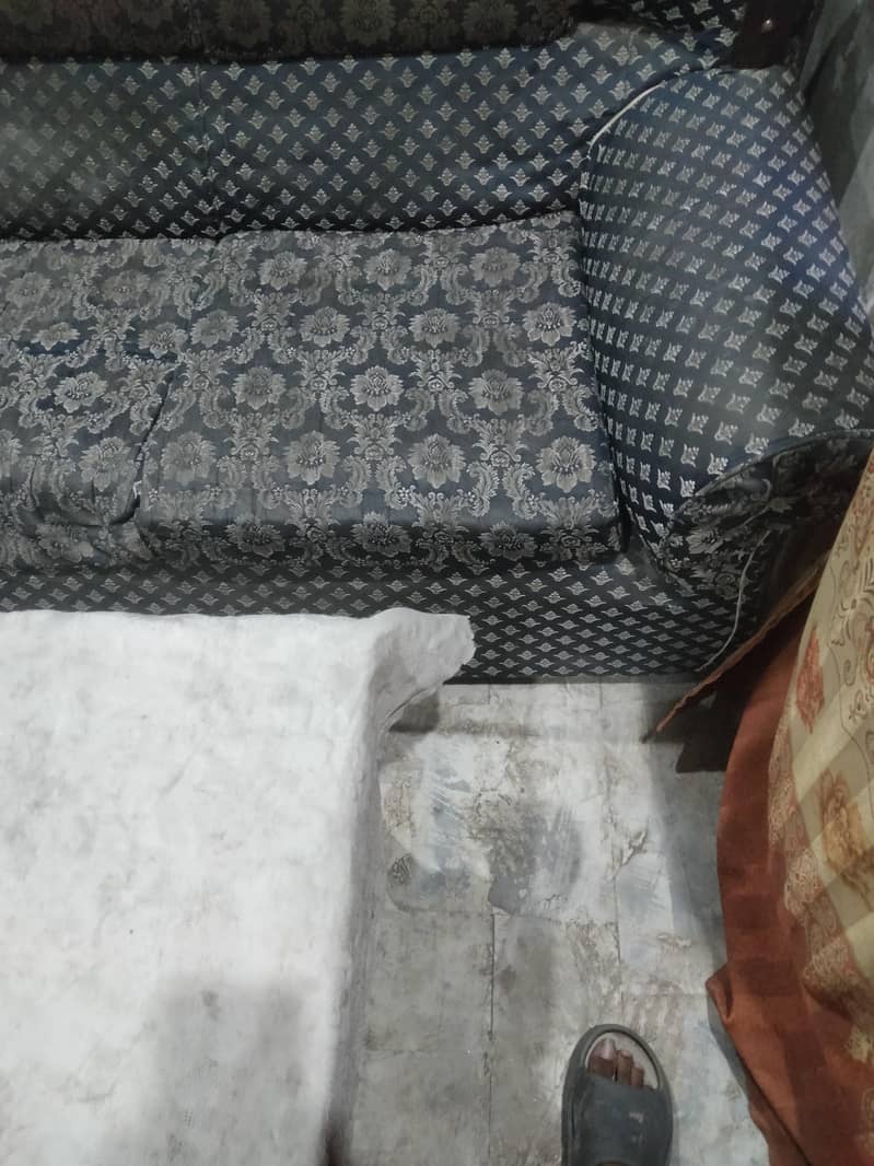 5 seater sofa + table good condition 5