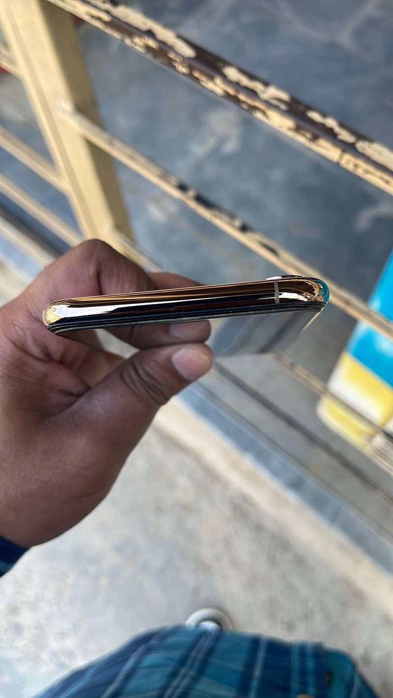 Apple iPhone XS Max 1