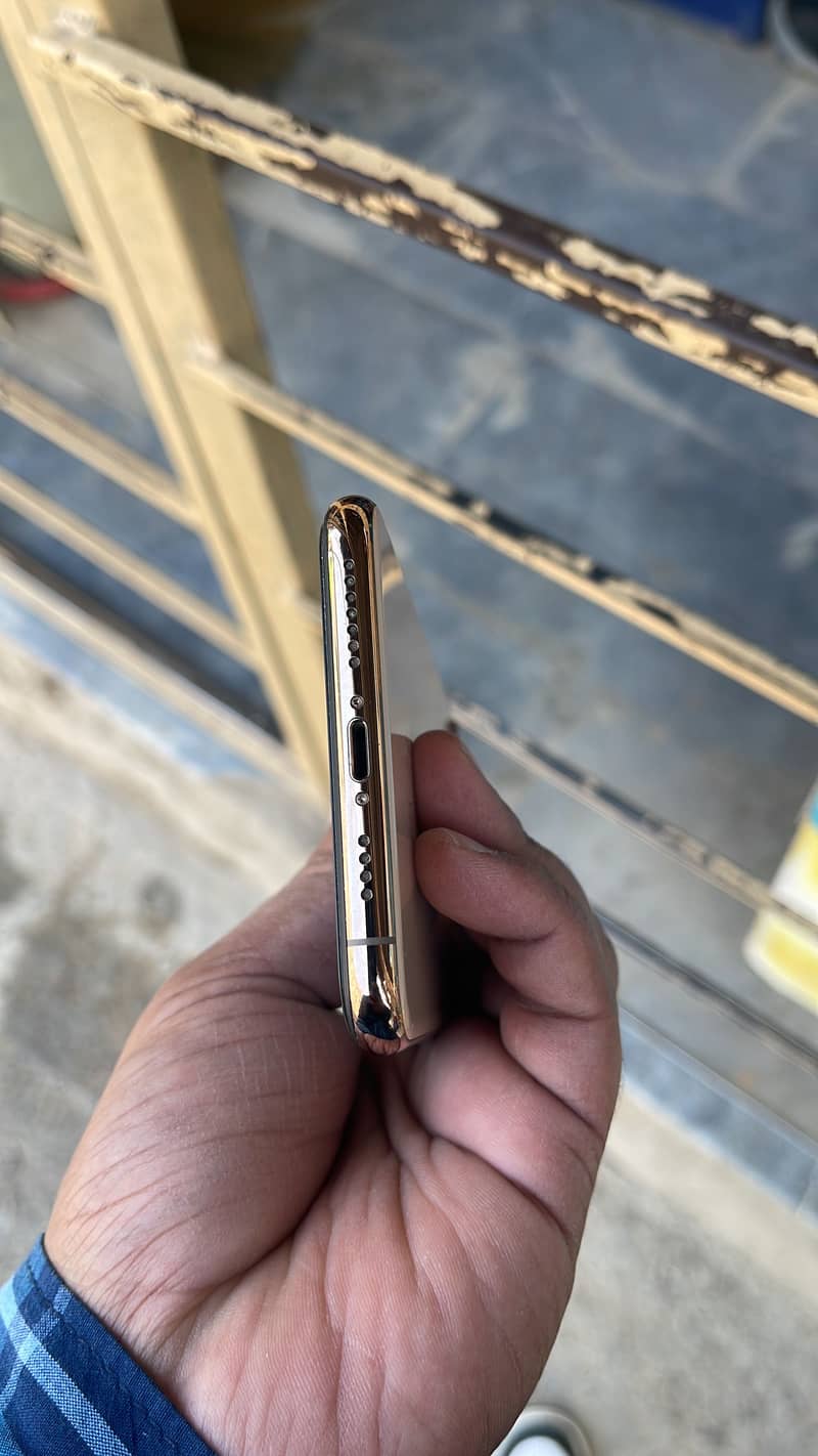Apple iPhone XS Max 3