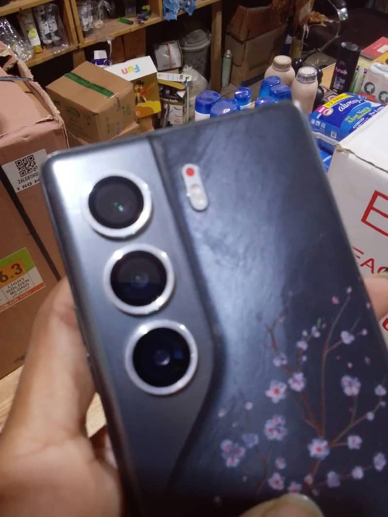 Tecno CAMON 40 Pro 1