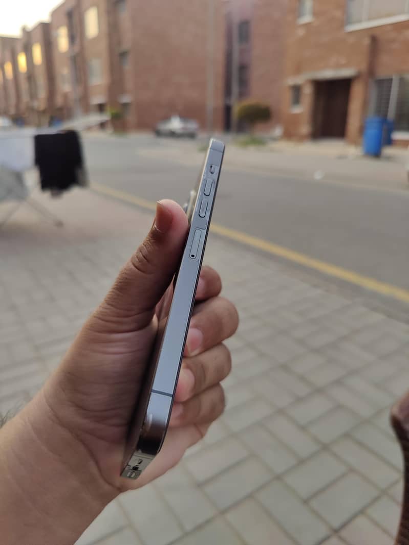 Apple iPhone 13 Pro Max 1
