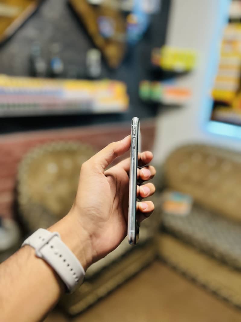 Apple iPhone X 3