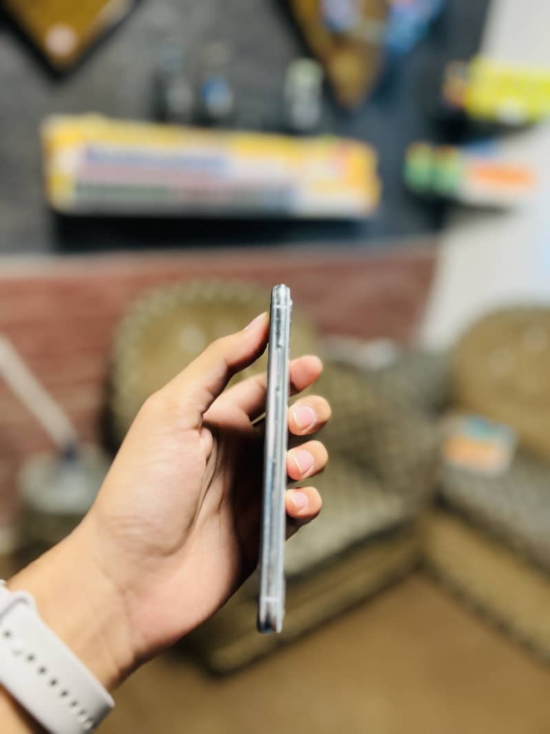 Apple iPhone X 4