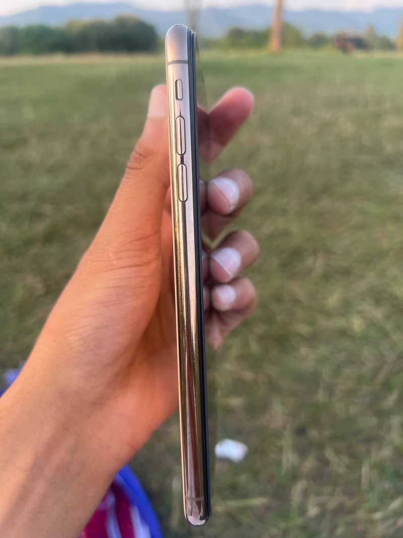 Apple iPhone XS Max 5