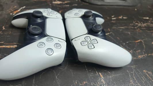 Playstation 5 Controlers in Excellent Condition
