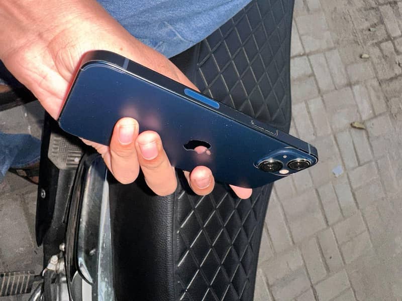Apple iPhone 13 5