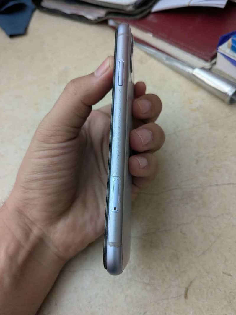 Apple iPhone 11 4