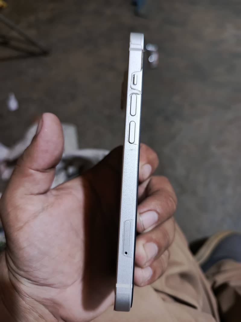 Apple iPhone 13 4