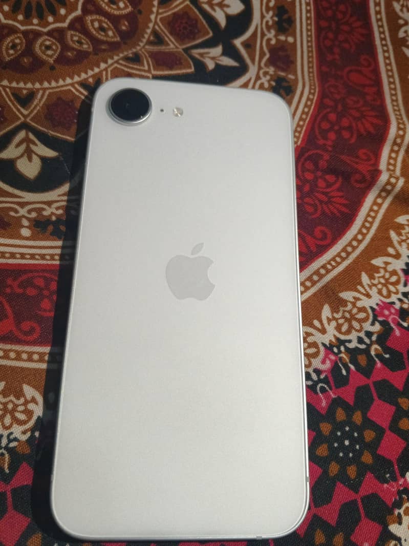 Apple iPhone 16e 1