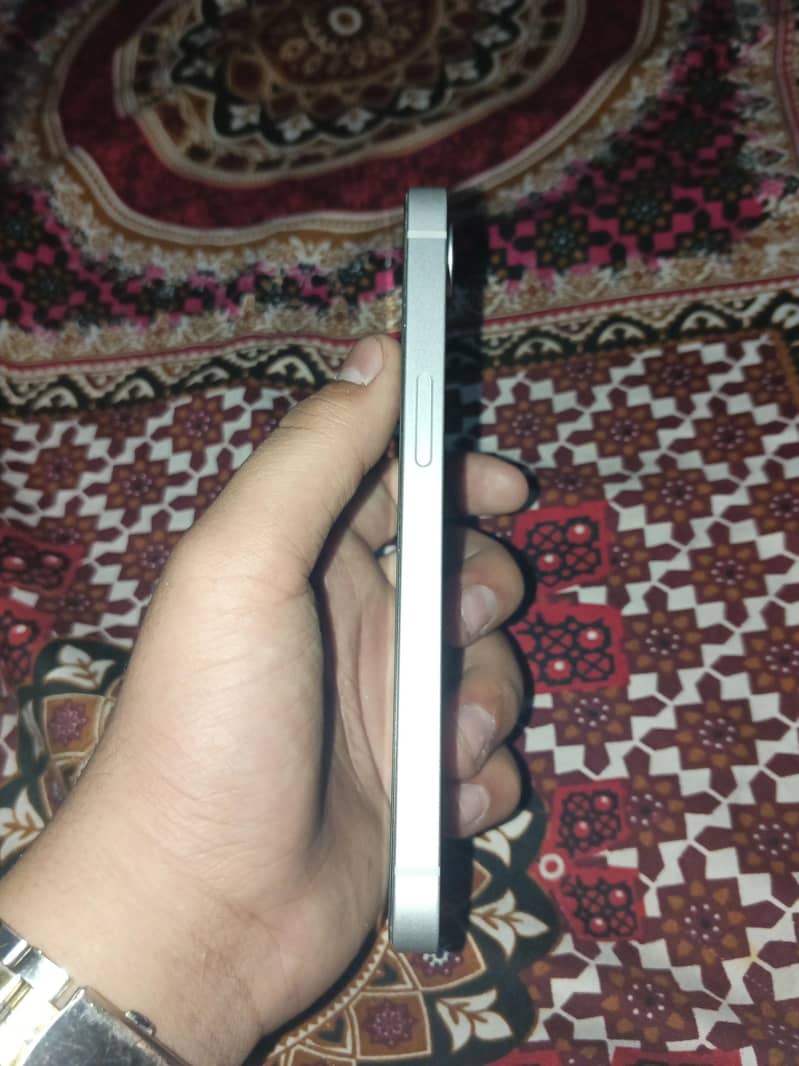 Apple iPhone 16e 2