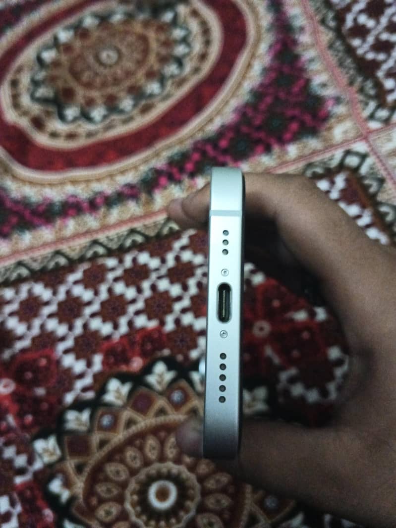 Apple iPhone 16e 3