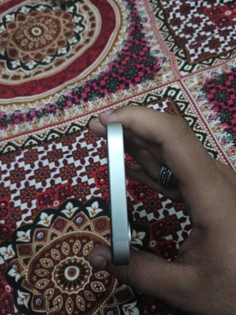 Apple iPhone 16e 4