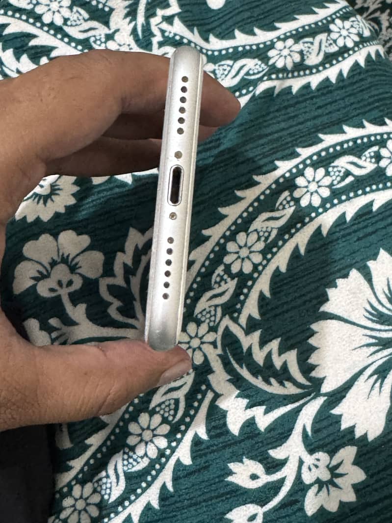 Apple iPhone 8 3