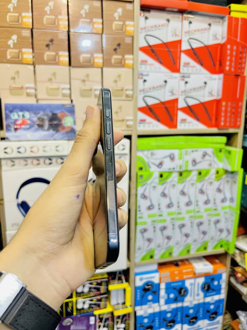 Apple iPhone 16 2