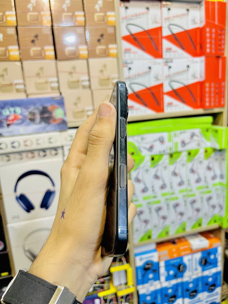 Apple iPhone 16 3