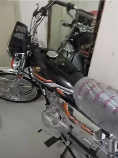 Honda 125 self start like new , call no. 03054333950