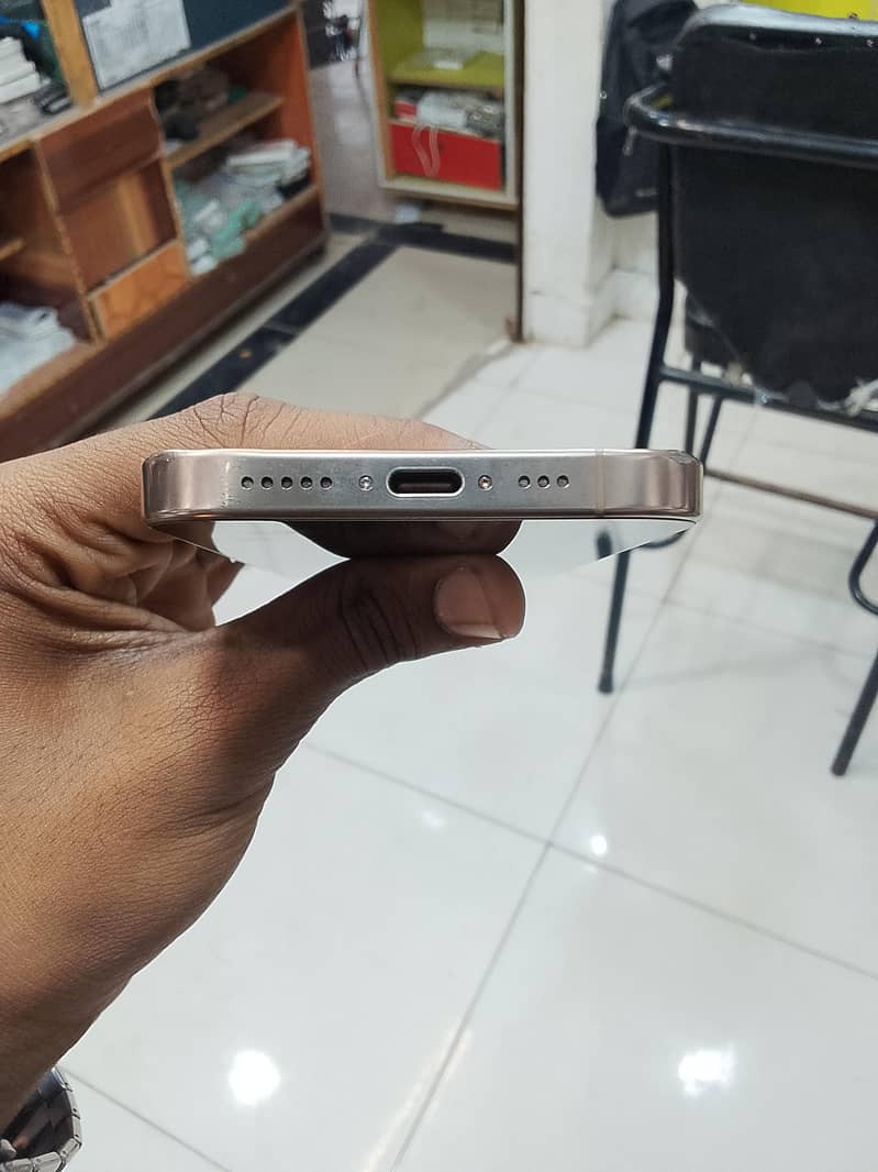 Apple iPhone 16 Pro 2
