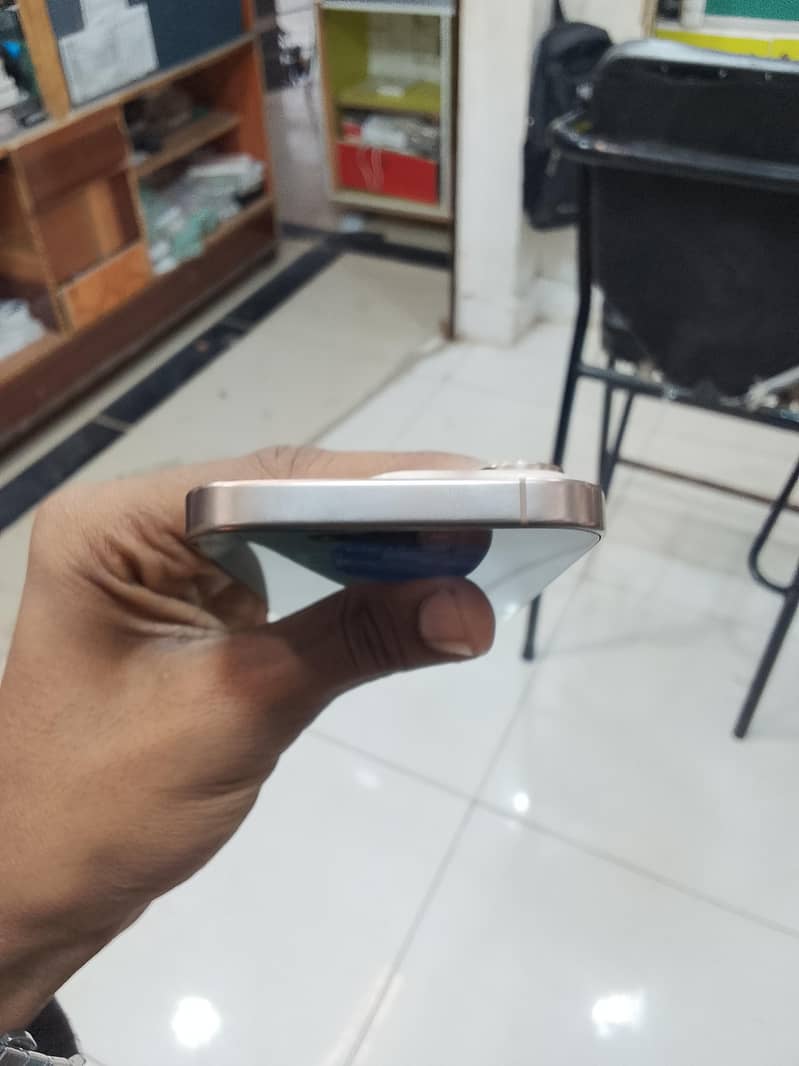 Apple iPhone 16 Pro 3