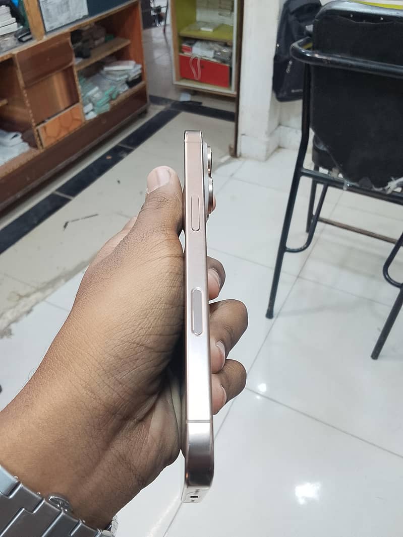 Apple iPhone 16 Pro 4